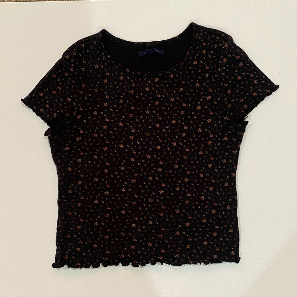 Black floral American Eagle/AE lettuce-edge top